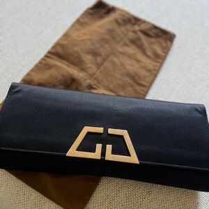 A black Gucci clutch.